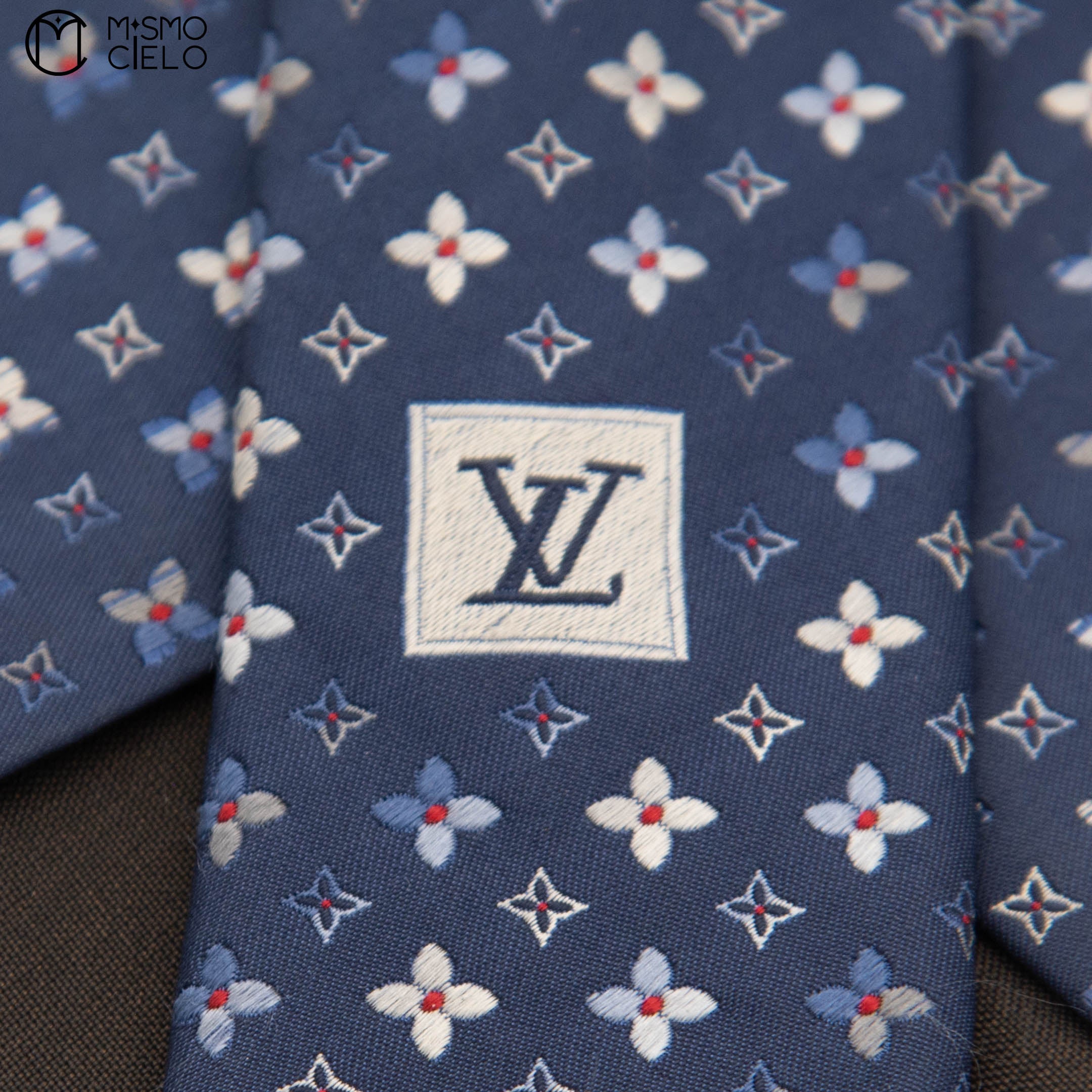 LOUIS VUITTON Tie in Great Condition