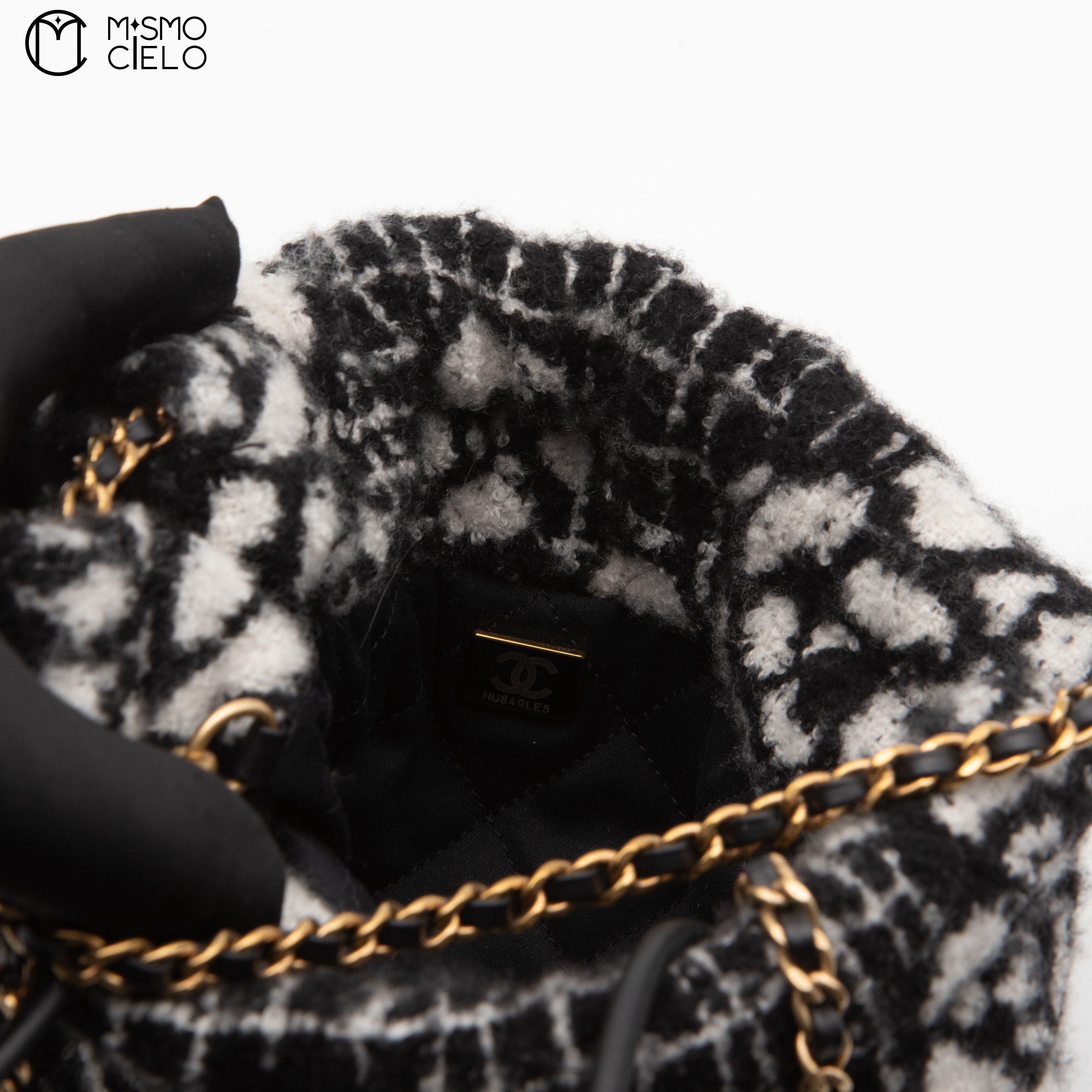 White And Black Mini Cashmere Jacquard Camellia