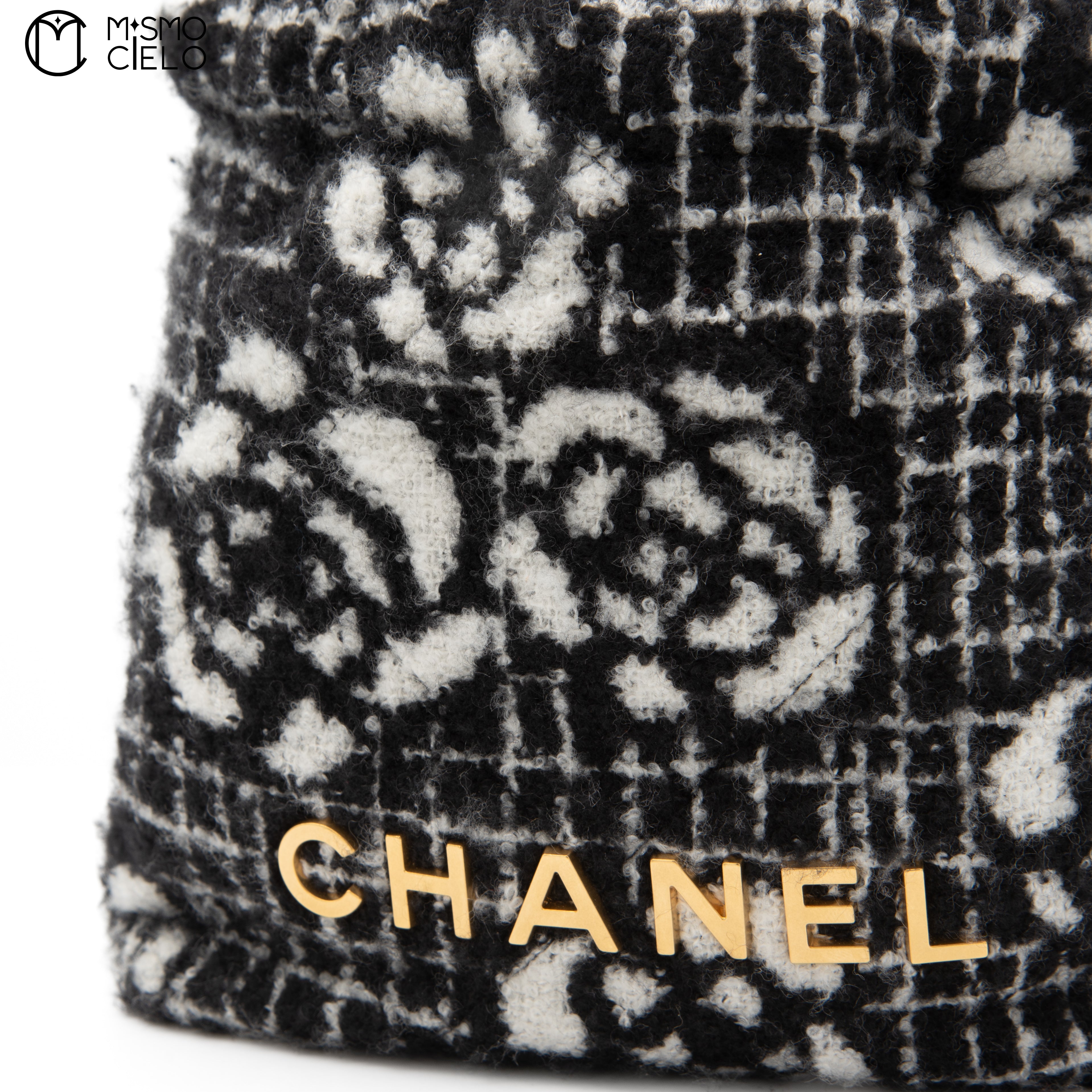 White And Black Mini Cashmere Jacquard Camellia