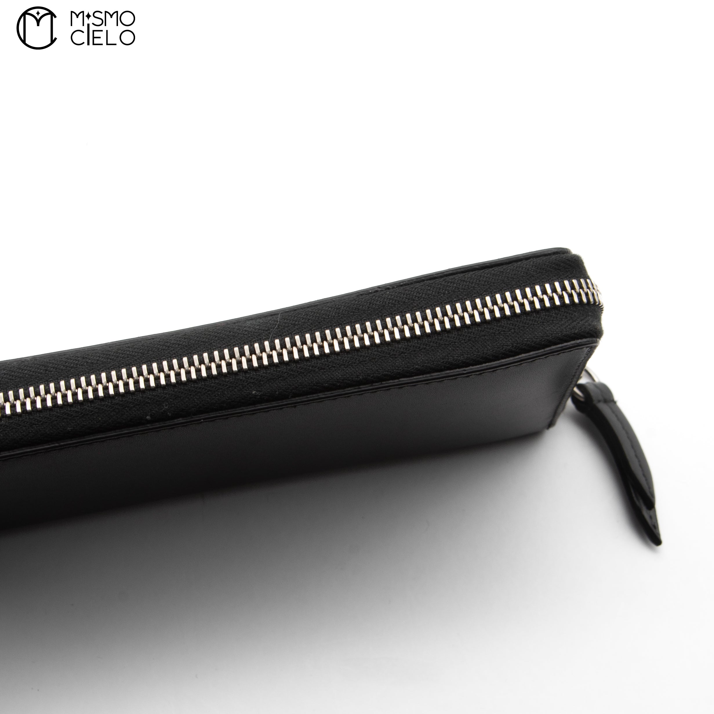 GUCCI Black Leather Embossed Logo Round Zip Wallet * ^