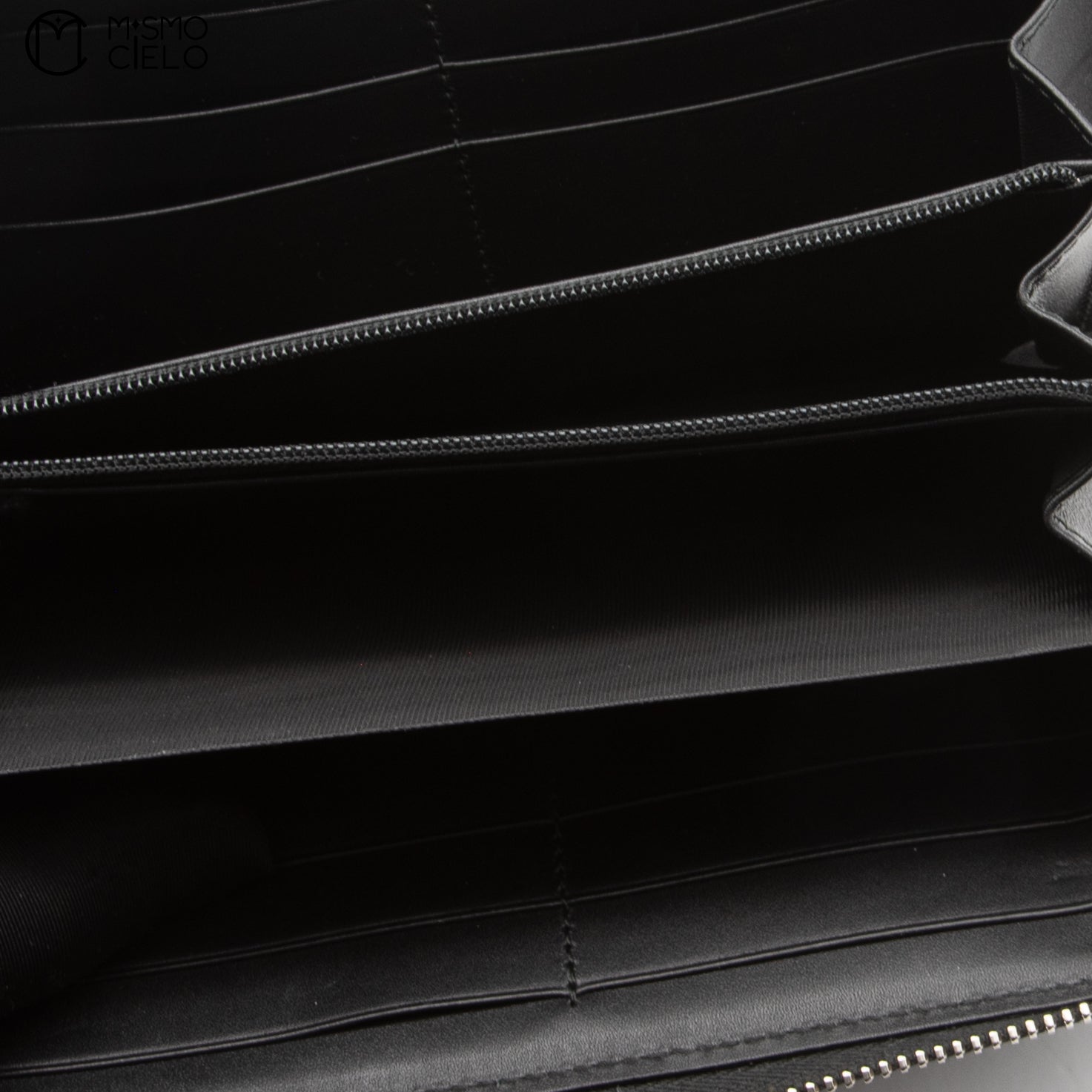 GUCCI Black Leather Embossed Logo Round Zip Wallet * ^